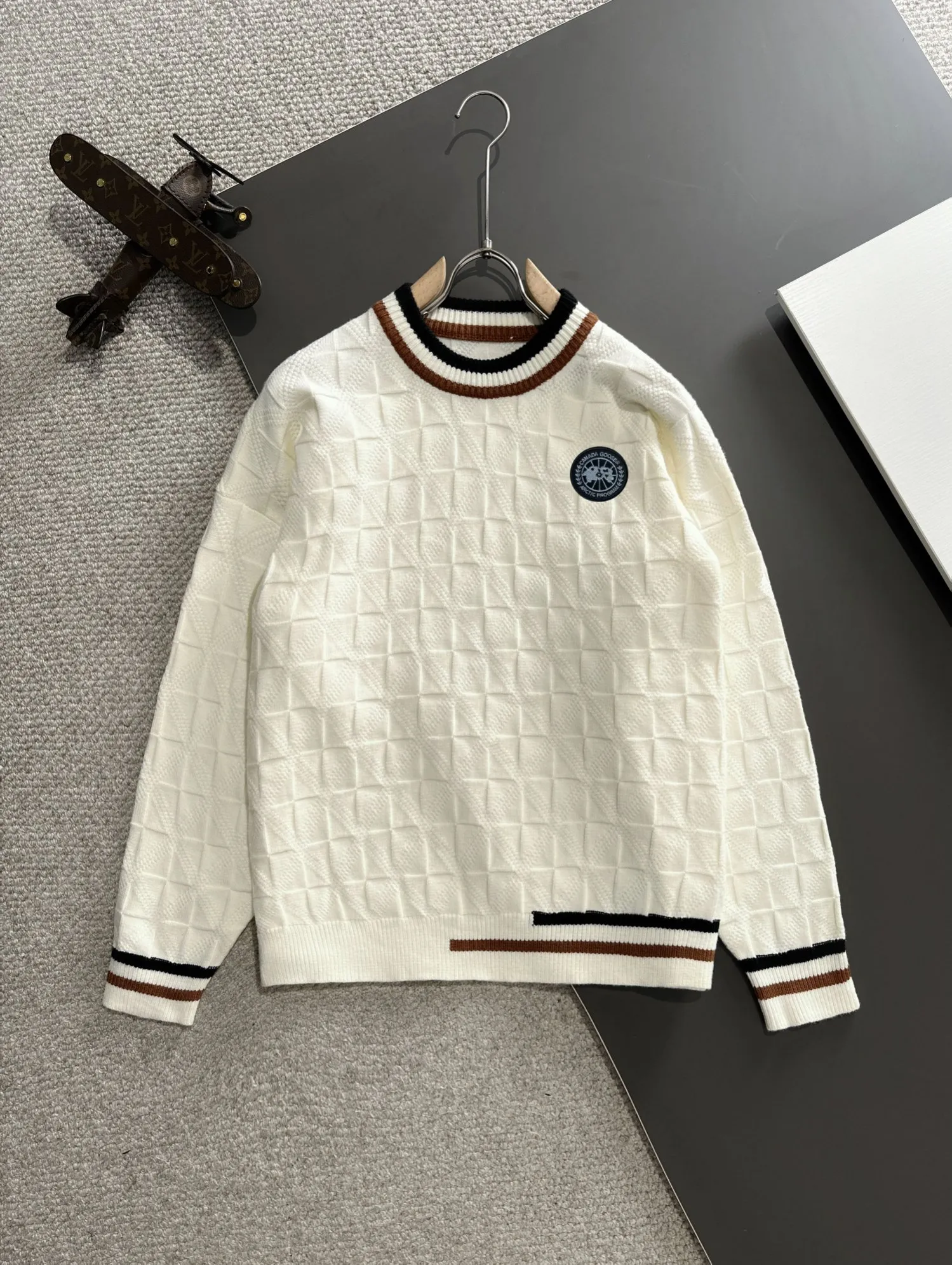 Next day shipping P360 Big Goose 2025 official website latest autumn and winter sweaters, popular models are on sale at the same time at the counter! Specially made of wool blended fabric. It feels comfortable and can be directly in contact with the skin. The logo badge is exquisitely embroidered, which is extremely eye-catching! The details highlight the fashionable charm of big brands. Exquisite workmanship. Three-dimensional cutting style. The wearing effect is invincible and handsome! All three standards are complete! Size: M-3XL